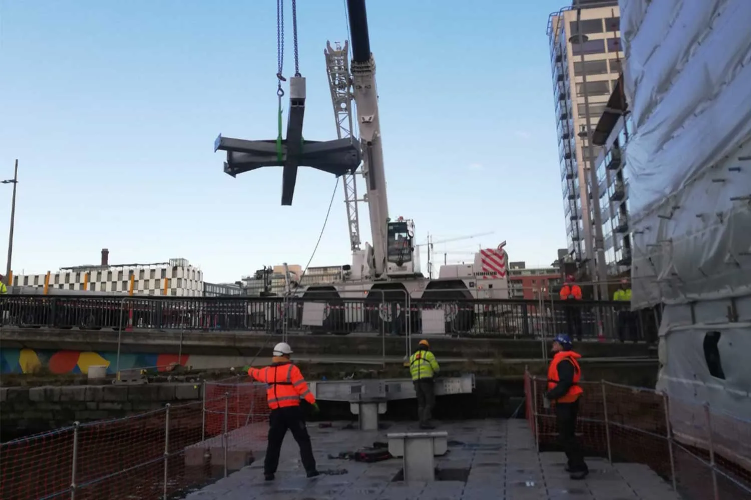 OMC Engineered Solutions - Boland's Quay Pedestrian Bridge Installation